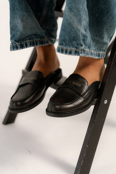 סטיב מאד - כפכפי מיולז מעור לנשים MOXXIE בשחור