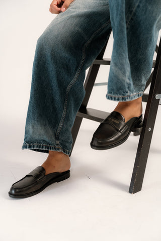 כפכפי מיולז מעור לנשים MOXXIE בשחור