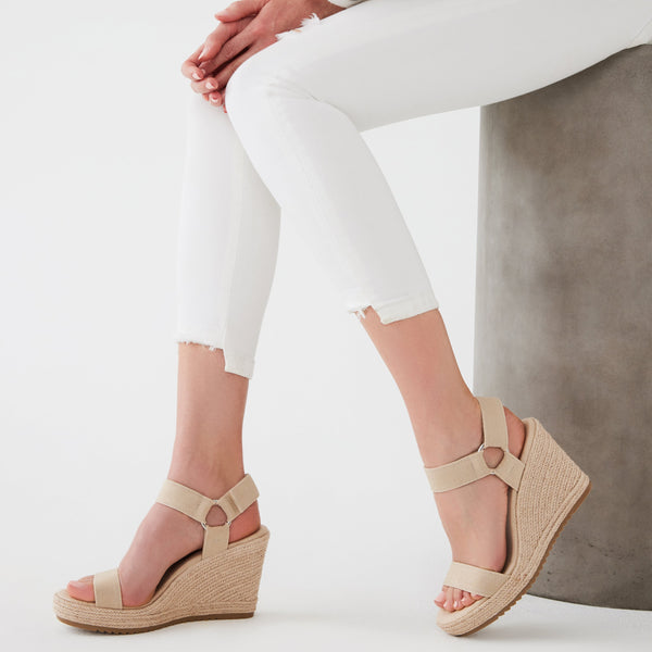 סטיב מאד - סנדלי פלטפורמה AK-WIT בגוון טבעי