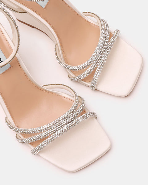 סטיב מאד - סנדלי פלטפורמה AUBRI בלבן משובץ