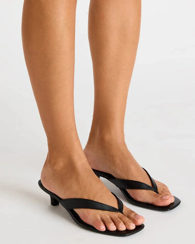 כפכפי אצבע עקב מעור TRACIE בשחור