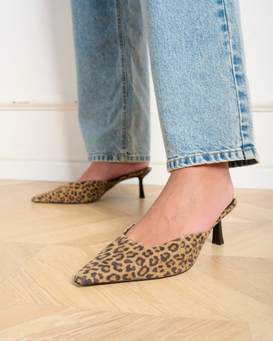 מיולז זמש עקב LISBETH במנומר